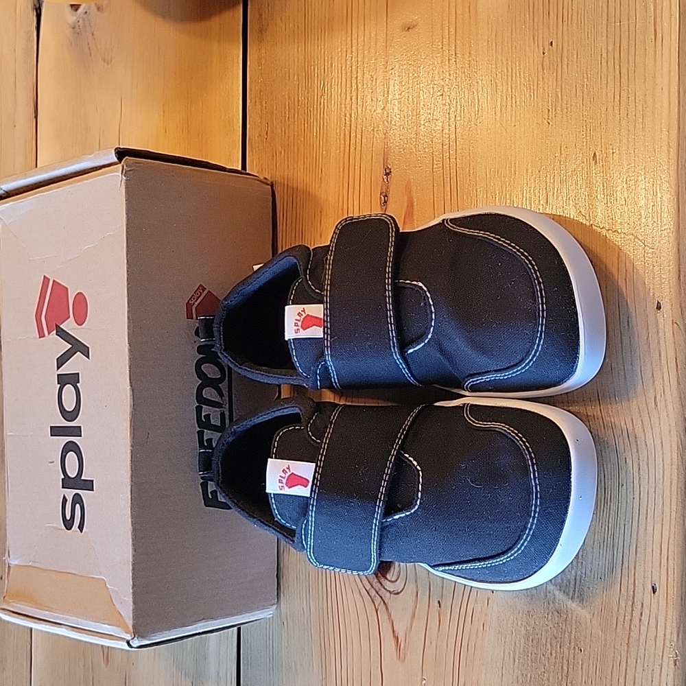 Splay youth shoes